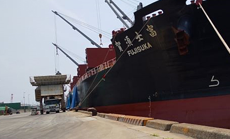 Unloading cargo (dedicated ship: Fujisuka)